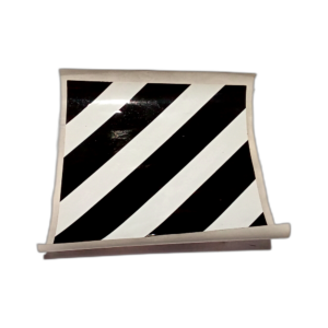 NOTICE SPT B/W DIAG STRIPES